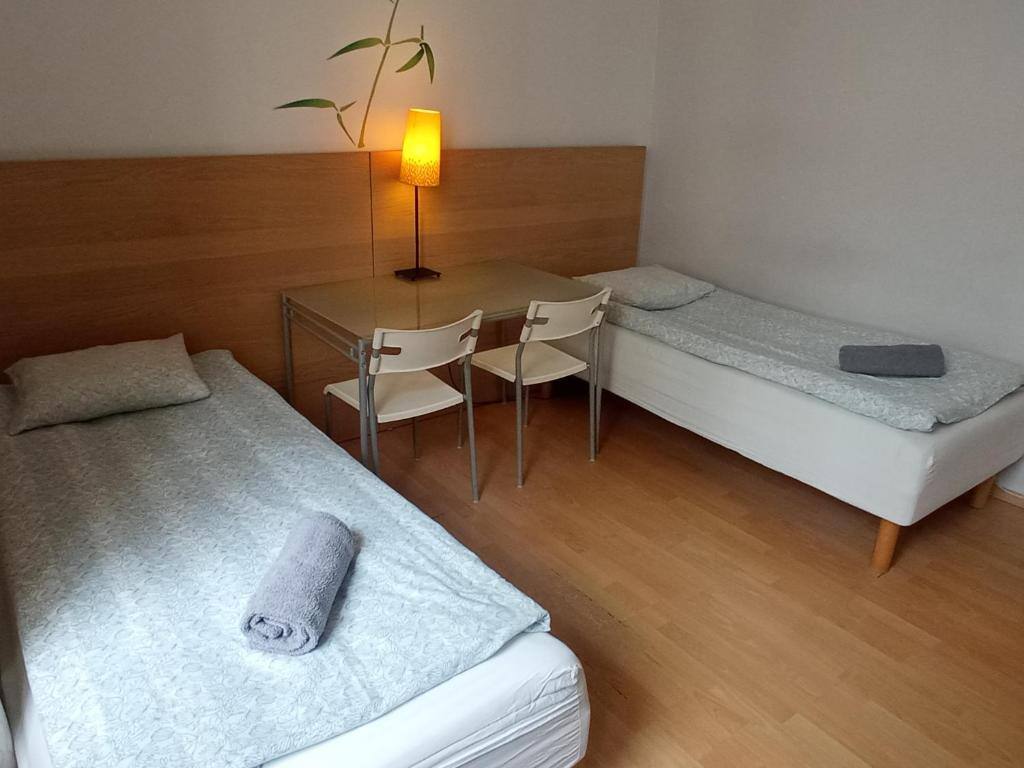 Twin room with a dining table